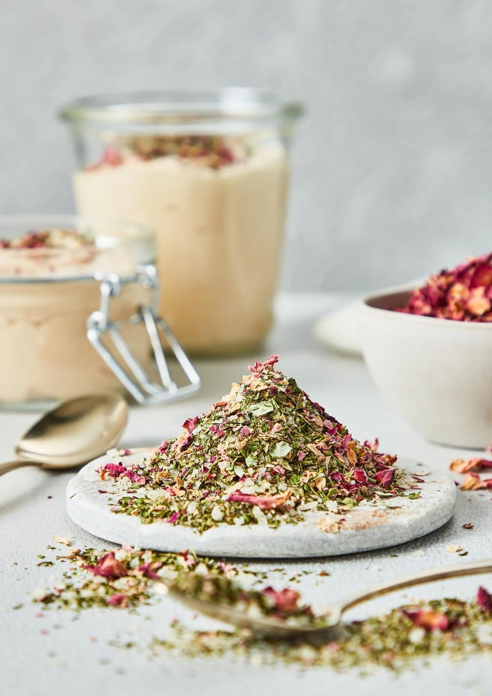 Fuchs Gewurze - Blumiges Kräutersalz | Gewürzsalz mit Rosenblütenblättern, Minze & Salz | Verfeinert Gemüse und Pasta-Gerichte | 45 g im wiederverschließbaren Gewürzglas