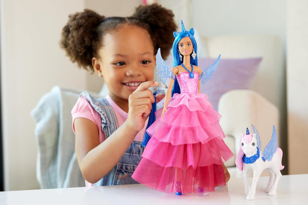 Barbie Ein verborgener Zauber - Puppe mit Einhorn, pinkfarbenes Kleid mit Saphirblauen Details, Einhorn-Stirnband, abnehmbare Saphirflügel und Schwanz, für Kinder ab 3 Jahren, HRR16