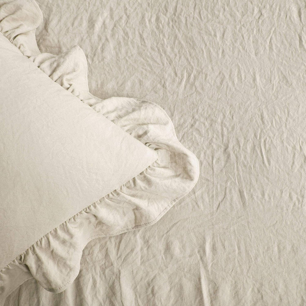 Zestaw pościeli ze spódnicą z falbanami Lush Decor 3-częściowy luksusowy zestaw pościeli do wiejskiego domu Eleganckie, urocze detale z falbanami Ponadczasowy styl i klasyczny design Miękkie i lekkie King Size Lush Decor Łóżka i kołdry