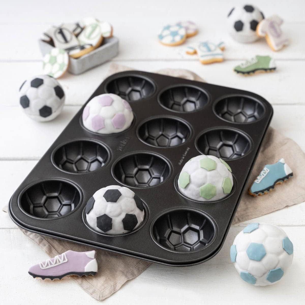 Zenker 12Er Muffinform – Muffinbackblech Für Muffins Und Cupcakes Aus Der Serie Soccer Baking – Hitzebeständiges 12Er Muffinblech Mit Antihaftbeschichtung, Schwarz Formy i blachy do pieczenia Naty Shop