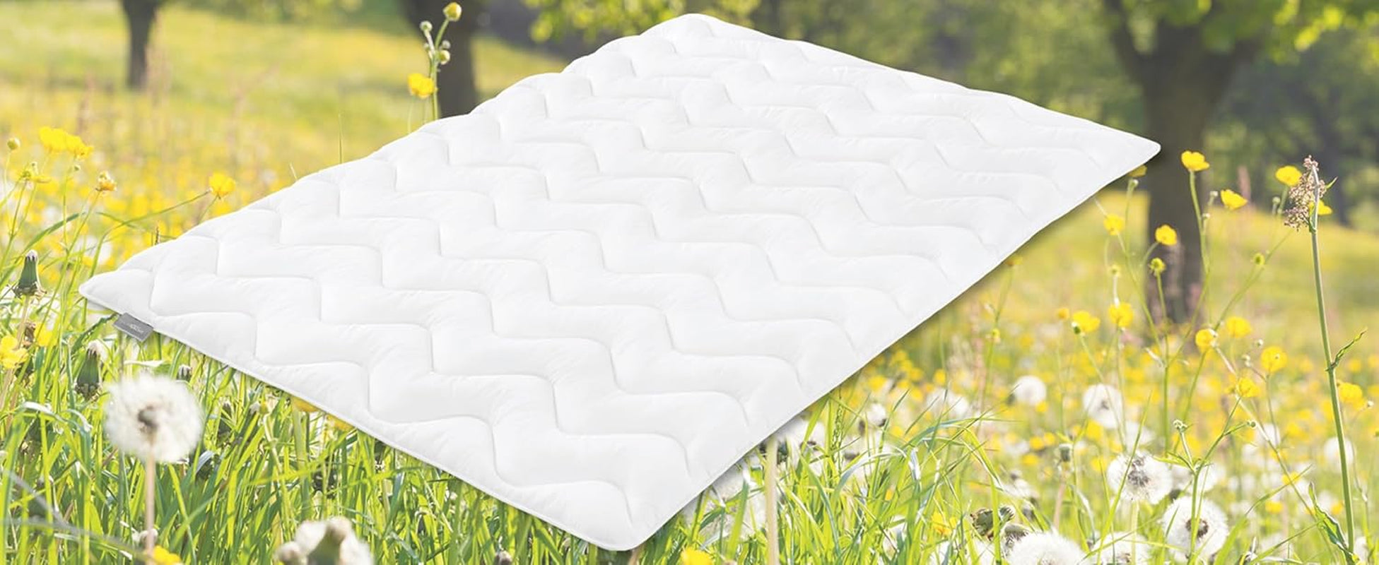 Lekka kołdra letnia Traumnacht 155X220 Cm, kołdra antyalergiczna, specjalnie na lato, z wygodnym miękkim pokrowcem z mikrofibry, posiadająca certyfikat Oeko Tex, wyprodukowana zgodnie z niemiecką normą jakości. Kołdry i kołdry Naty Shop Kocyk letni 135 X 200