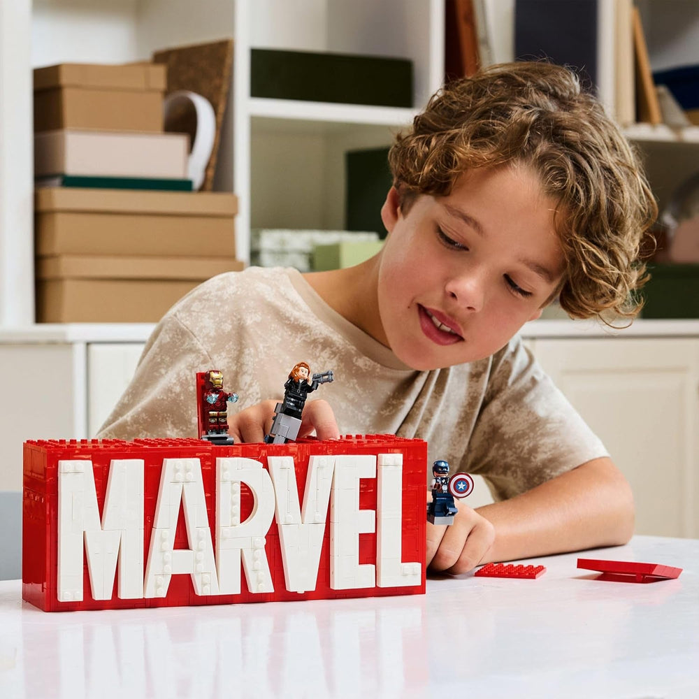 LEGO | Marvel: MARVEL Logo & Minifiguren - Sammlerstück inkl. Hulk, Thor, Iron Man, Black Widow und Captain America - Bauset mit Avengers Figuren - Geschenk für Jungen und Mädchen ab 12 Jahren - 76313