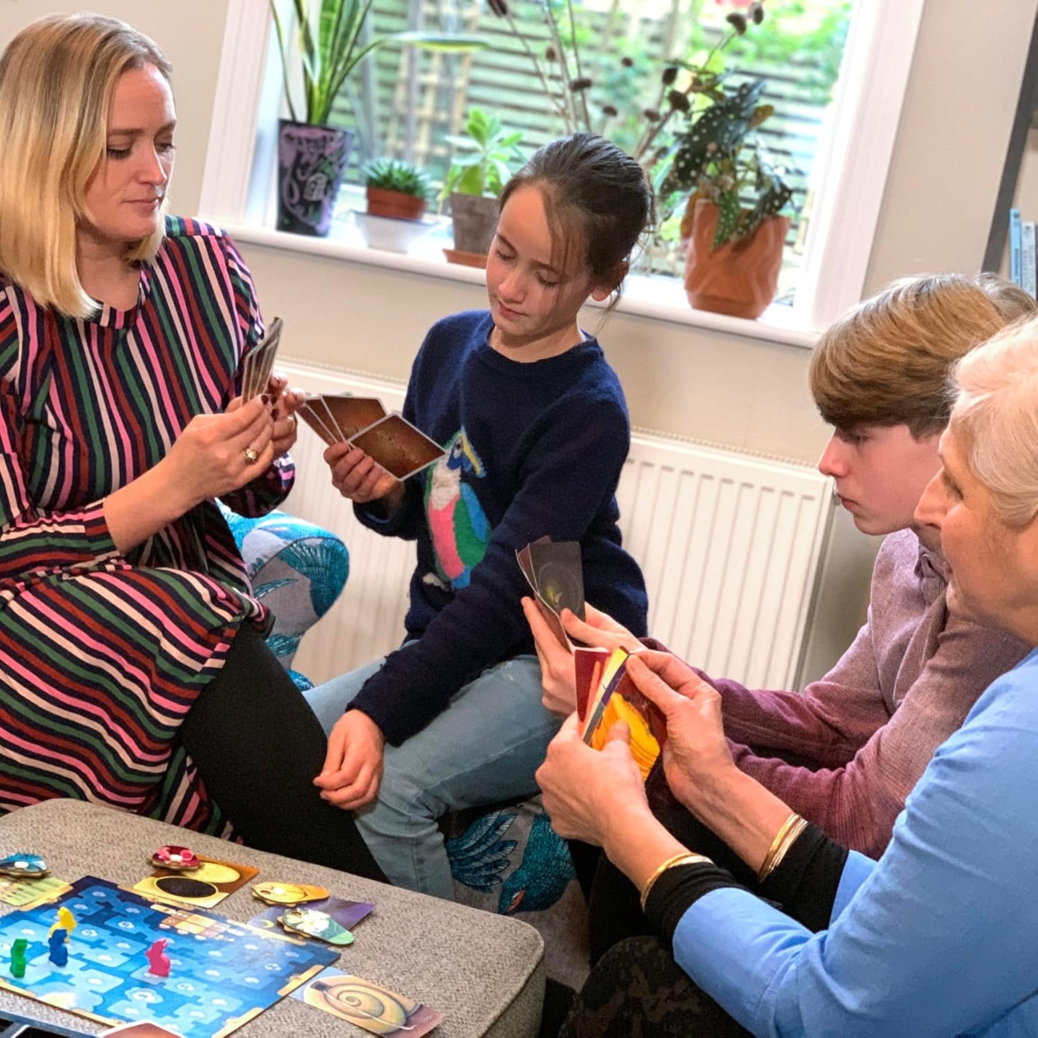 Asmodee, Dixit, wersja niemiecka, gra podstawowa, obraz wart tysiąca słów, kreatywna gra rodzinna dla 3–8 graczy w wieku 8+, gra roku 2010 z 30-minutowym czasem gry