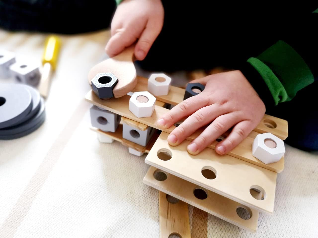 Small Foot Konstruktionsset Miniwob aus Holz, kreativer Bausatz mit Werkzeuge und Zubehör, ab 3 Jahren, 11810, szary żółty