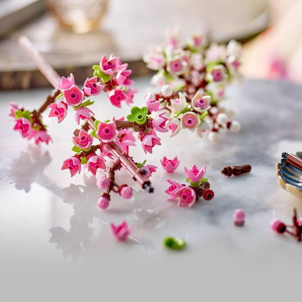 LEGO Botanicals Kwiaty wiśni - Sztuczne kwiaty do zbudowania - Ozdoby na biurko dla dzieci - Bukiet kwiatów na wystawę - Prezent dla kobiet i mężczyzn od 8 lat - Kolekcja botaniki 40725 Zestawy konstrukcyjne Besuche den LEGO-Store