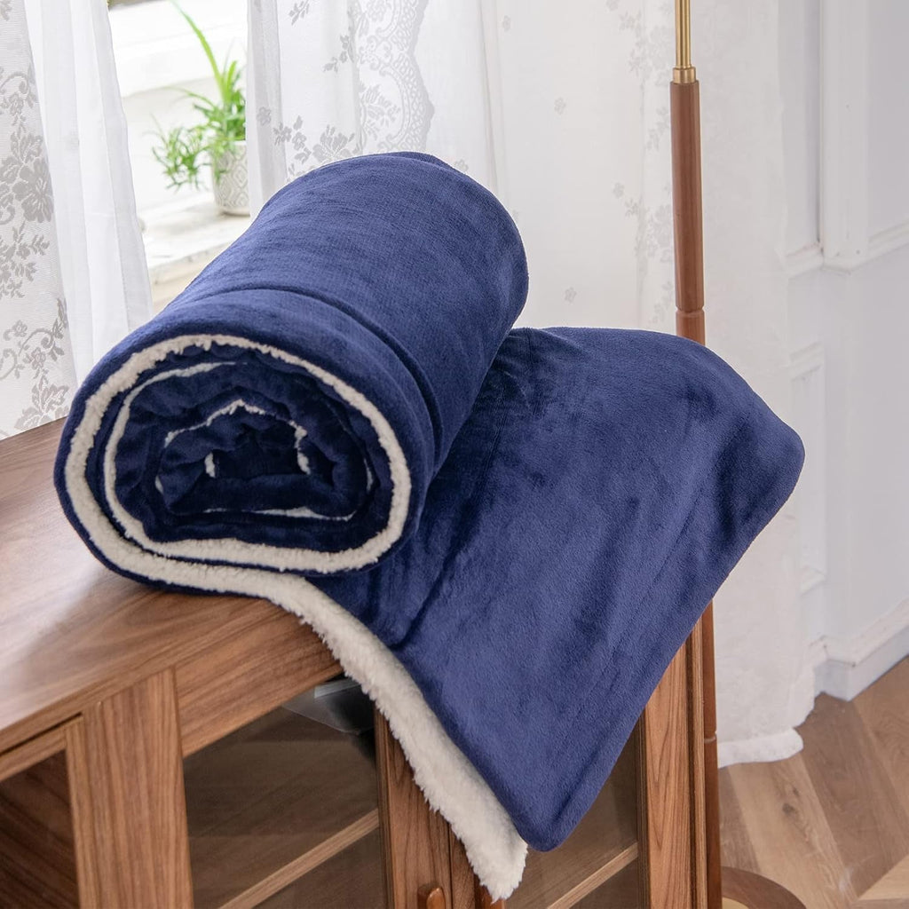 Kono Sherpa fleece throw blanket, 150 X 200 Cm, Soft, Cosy, Fluffy, Reversible, Microfibre, pături fixe pentru pat, canapea, canapea (Albastru marin, dublu/double) Paturi si Cuverturi Besuche den KONO-Store