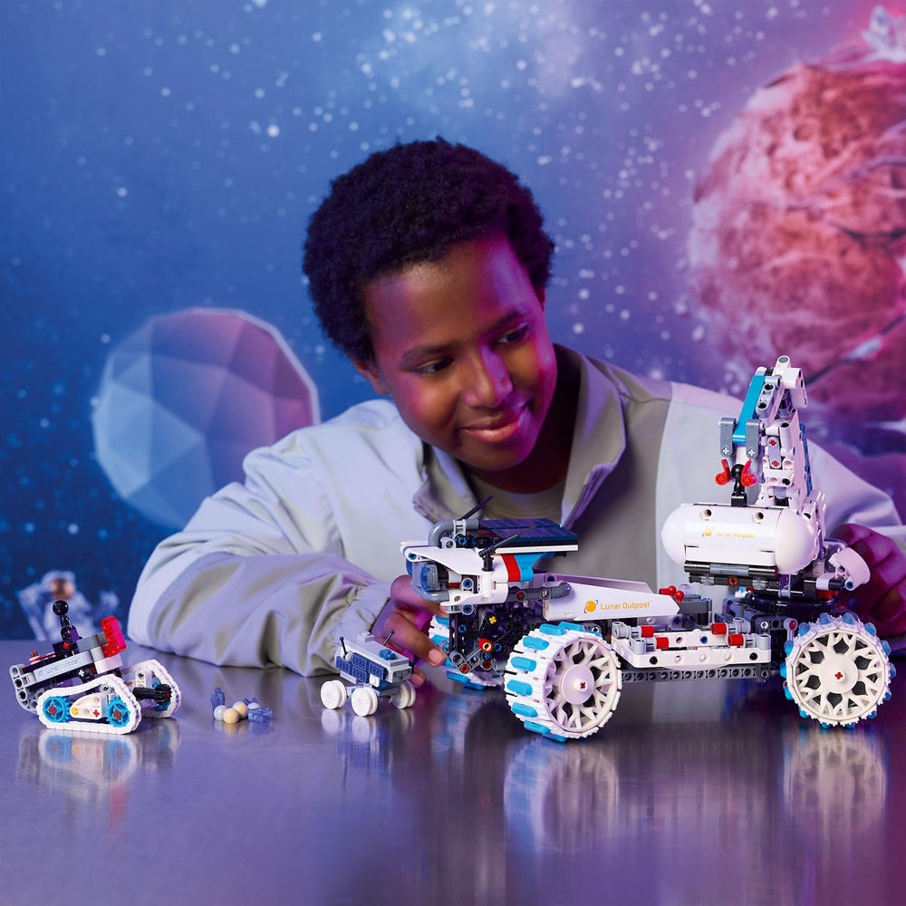 LEGO Technic Lunar Outpost Mondrover-Raumfahrzeug - Interaktives Spielzeug - Kran und Sonnenkollektoren - Robotermodell zum Bauen und Spielen - Geschenk für Jungen und Mädchen ab 10 Jahren 42211