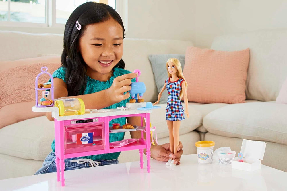 Barbie Malibu Roberts - Păpușă și set de copt cu 18 piese, inclusiv aluat modelabil și forme pentru gogoși, croissante și brioșe, pentru copii cu vârsta de 3 ani și peste, HJY19