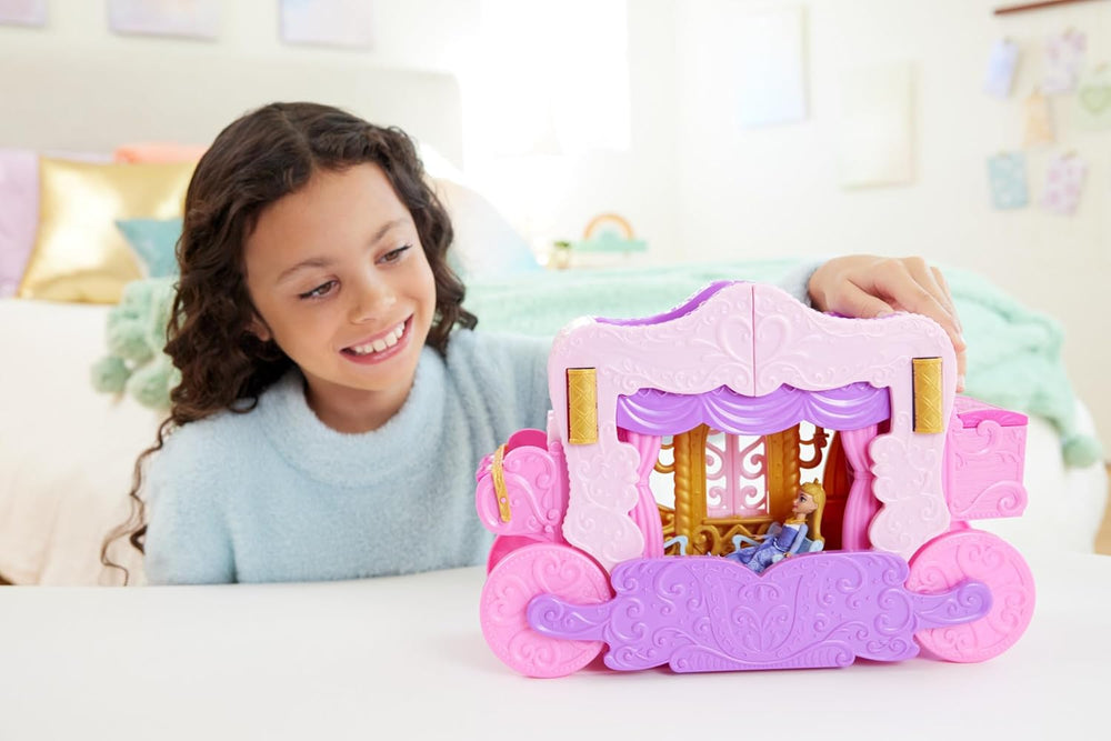 Mattel Disney Princess Transformation Playset Carriage to Castle cu păpușă mică Aurora, 3 niveluri, 6 zone de joacă, 4 figurine, mobilier și accesorii HWX17