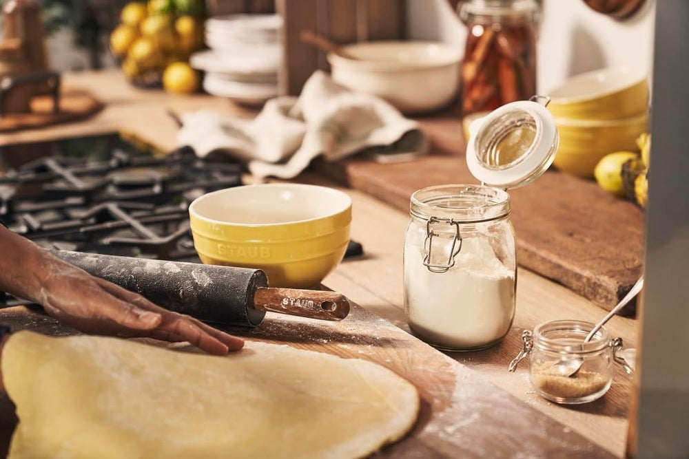 STAUB Teigroller, Nudelholz, Länge: 45 cm, Rollbreite: 26 cm, Schwarzes niezawierający BPA Silikon und Akazienholz, Ergonomischer Griff, Schwarzes und Braun