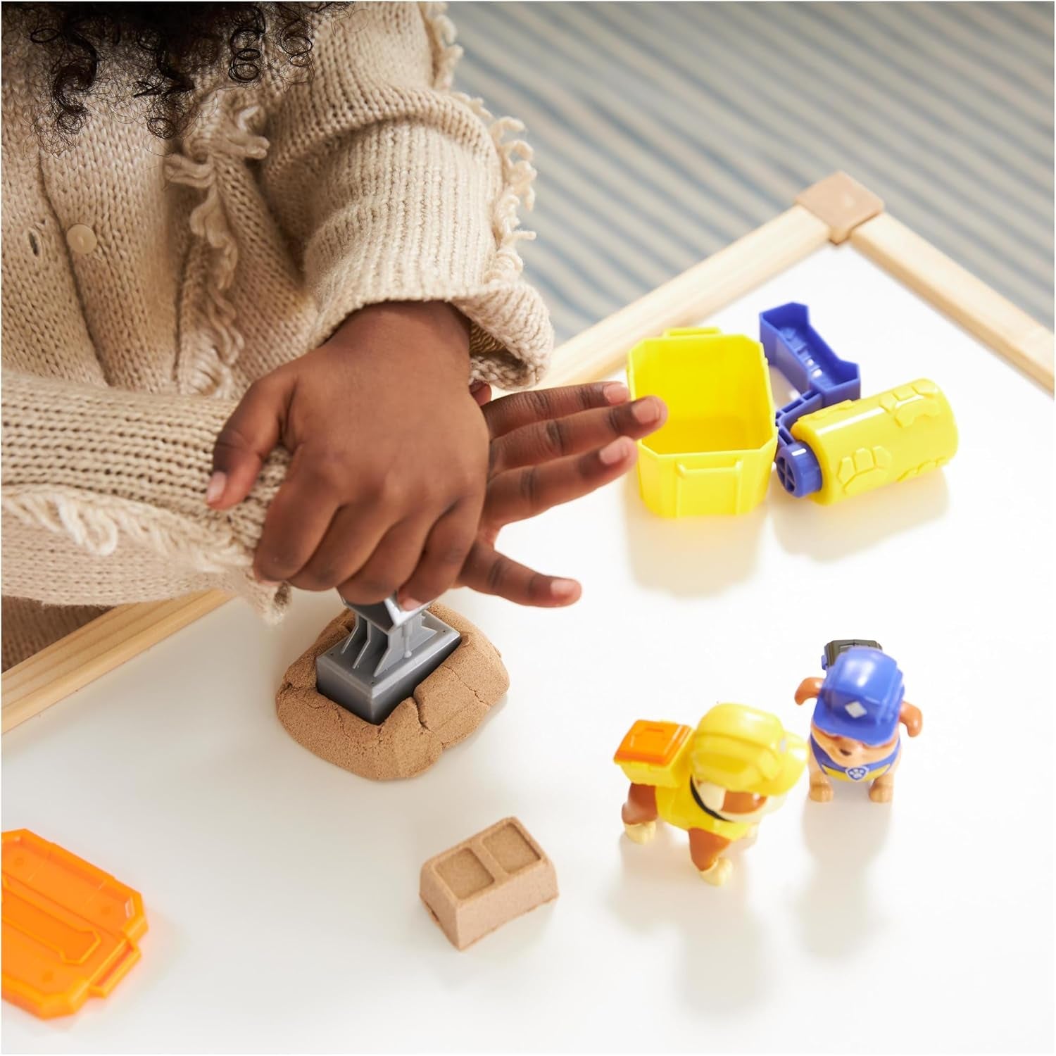 Rubble & Crew – Actionfiguren-Set mit Rubble & Mix Figur, 2 Bauspielzeugen und 85g Kinetic Sand Build-it-Sand, Spielzeug geeignet für Kinder ab 3 Jahren