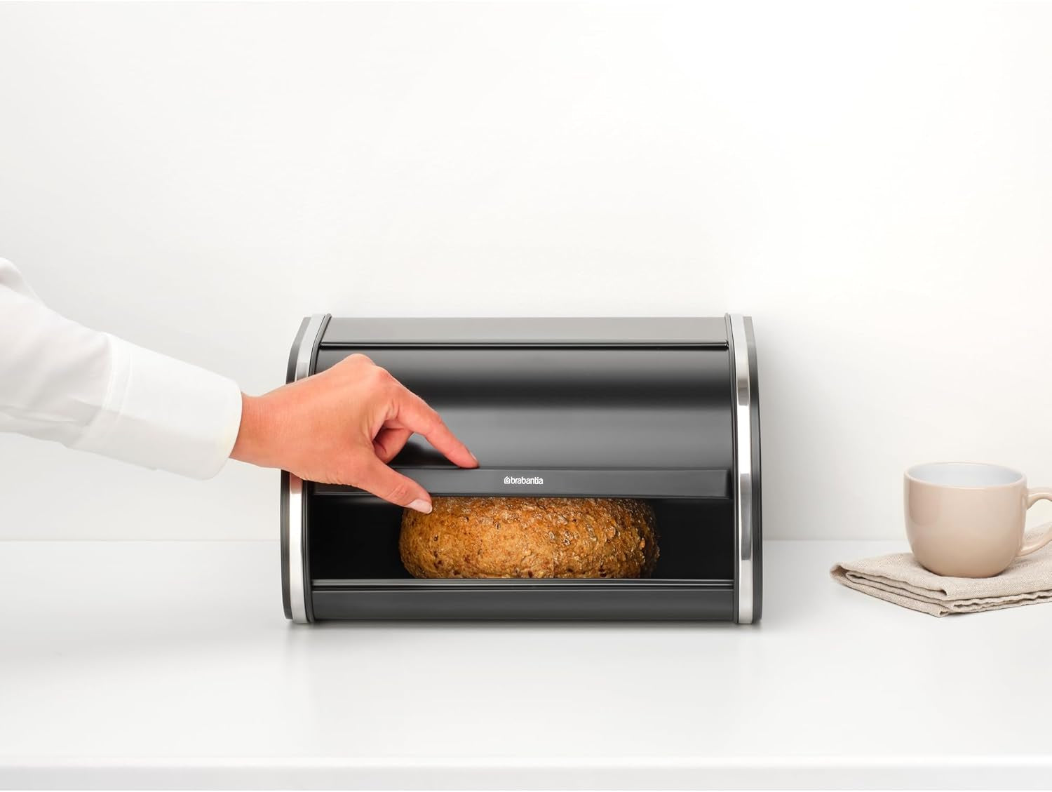 Brabantia roll bread box - Cutie de depozitare compactă pentru pâine, covrigi și rulouri pe blatul de lucru, cu capac plat, oțel durabil - dimensiune medie - negru mat Cutii depozitare alimente Naty Shop