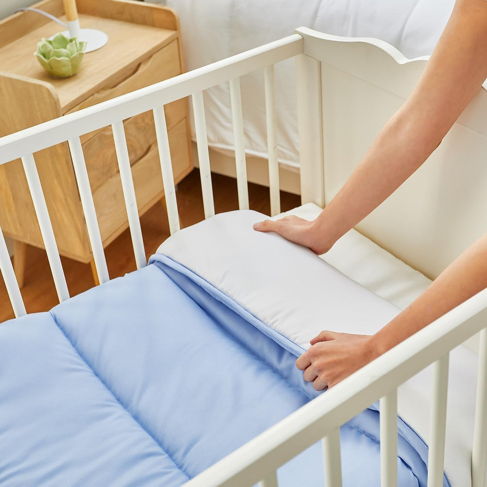 Pikolin Home - Dwustronna kołderka 300 G - Dwukolorowe wypełnienie nordyckie - Do łóżeczka 60 - Wypełniona pierzem, ciepła, oddychająca, niebiesko-biała, 100 x 120 cm Kołdry i kołdry Naty Shop