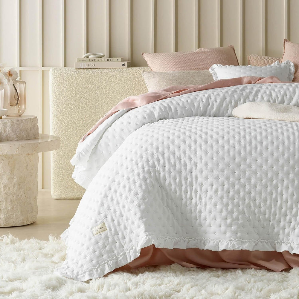 ROOM99 Molly Elegancka narzuta na łóżko w kolorze białym 240 x 260 cm Wszechstronna narzuta na łóżko lub narzuta na sofę Styl koca na łóżko i sofę Idealny jako narzuta na łóżka i koce Besuche den ROOM99-Store Default Title