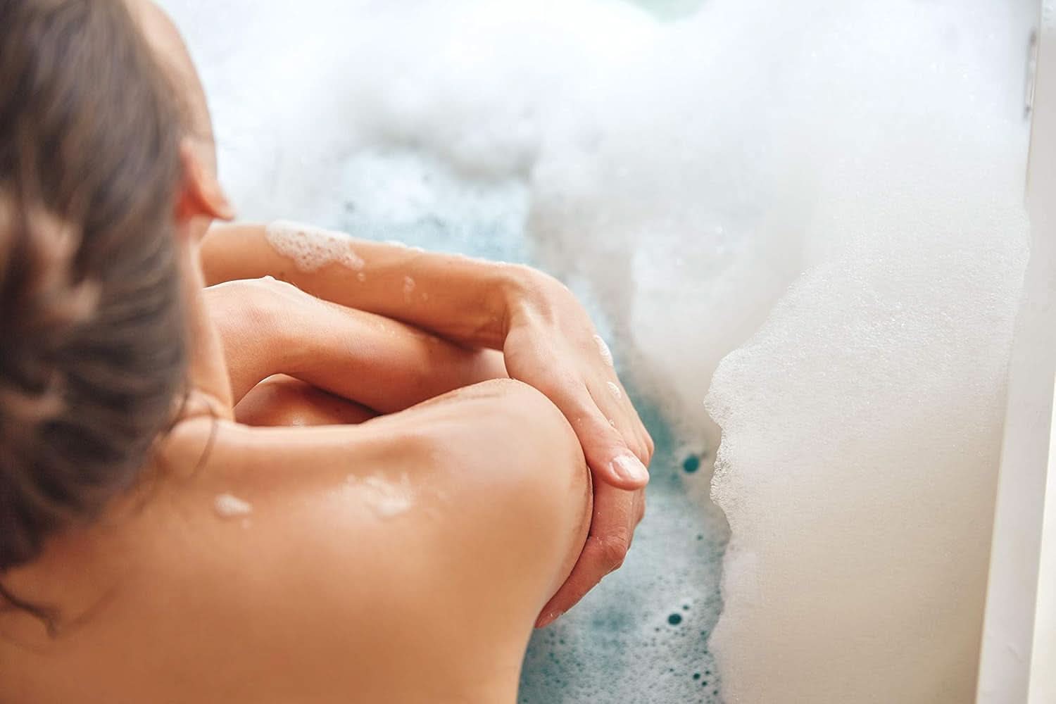 Kneipp Aroma Foam Bath Cold Season, dodatek do kąpieli z naturalnymi olejkami eterycznymi z eukaliptusa i mięty, 400 ml Prysznic i kąpiel Naty Shop