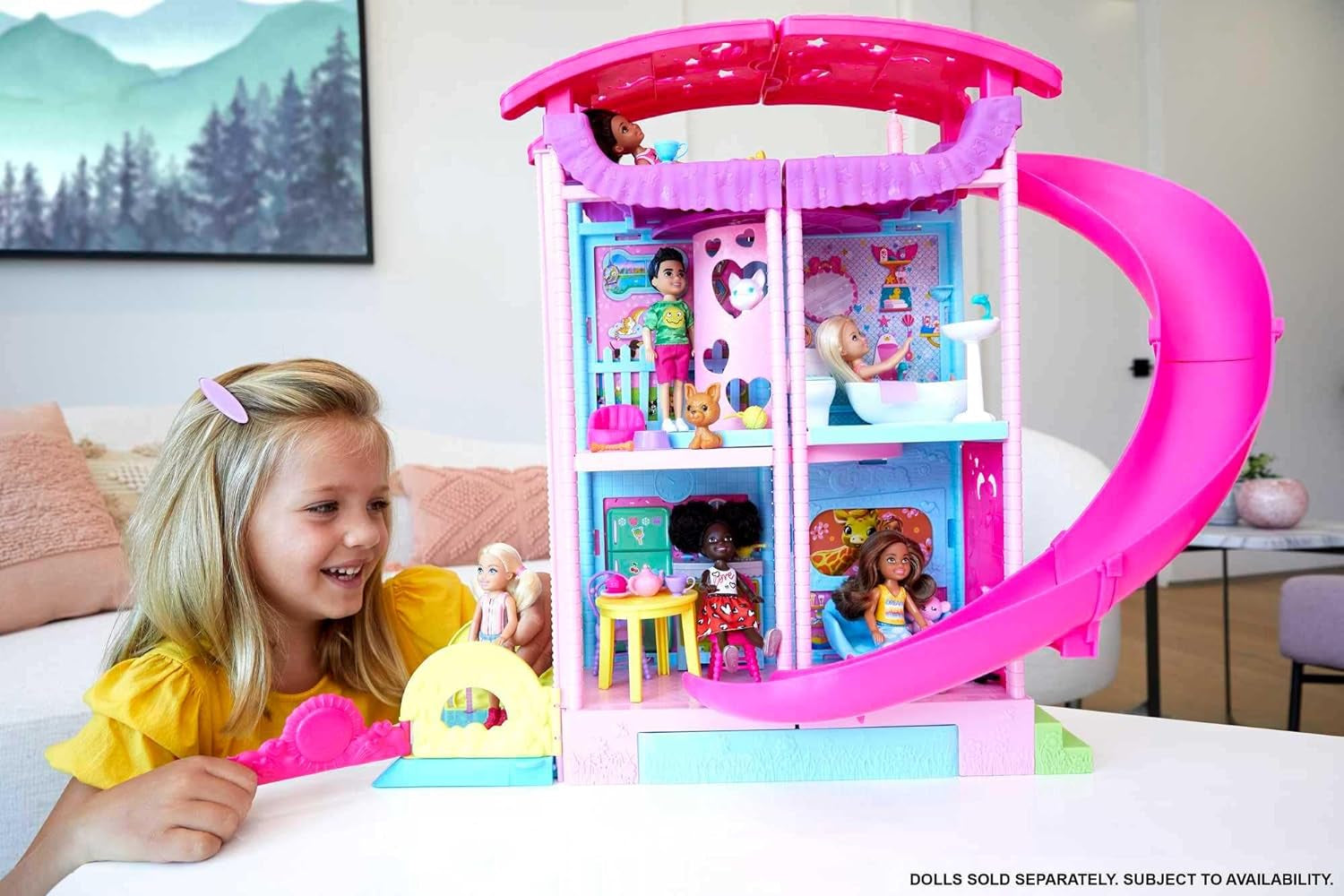 Căsuța de joacă Barbie Chelsea - 3 etaje cu funcție de transformare, zone de joacă secrete, lift, piscină, tobogan, 2 animale de companie și peste 20 de accesorii, pentru copii de la 3 ani în sus, HHX44