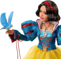 Mattel Disney Schneewittchen Sammelfigur-Modepuppe w charakterystycznym stroju, inspirowany filmem Disney Live-Action, Geschenke für Kinder und Sammler, HVY53