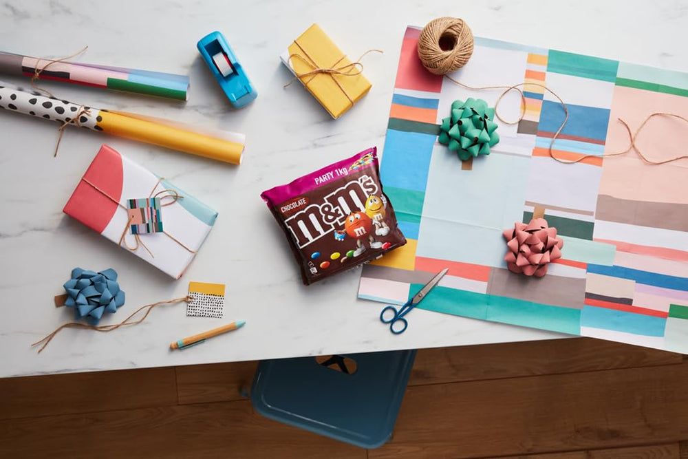 Duże opakowanie czekoladowych M&M's, chrupiąca czekoladowa soczewica z kolorową polewą cukrową, Party Mix, 1 x 800g, cukierki z motywem futbolu amerykańskiego