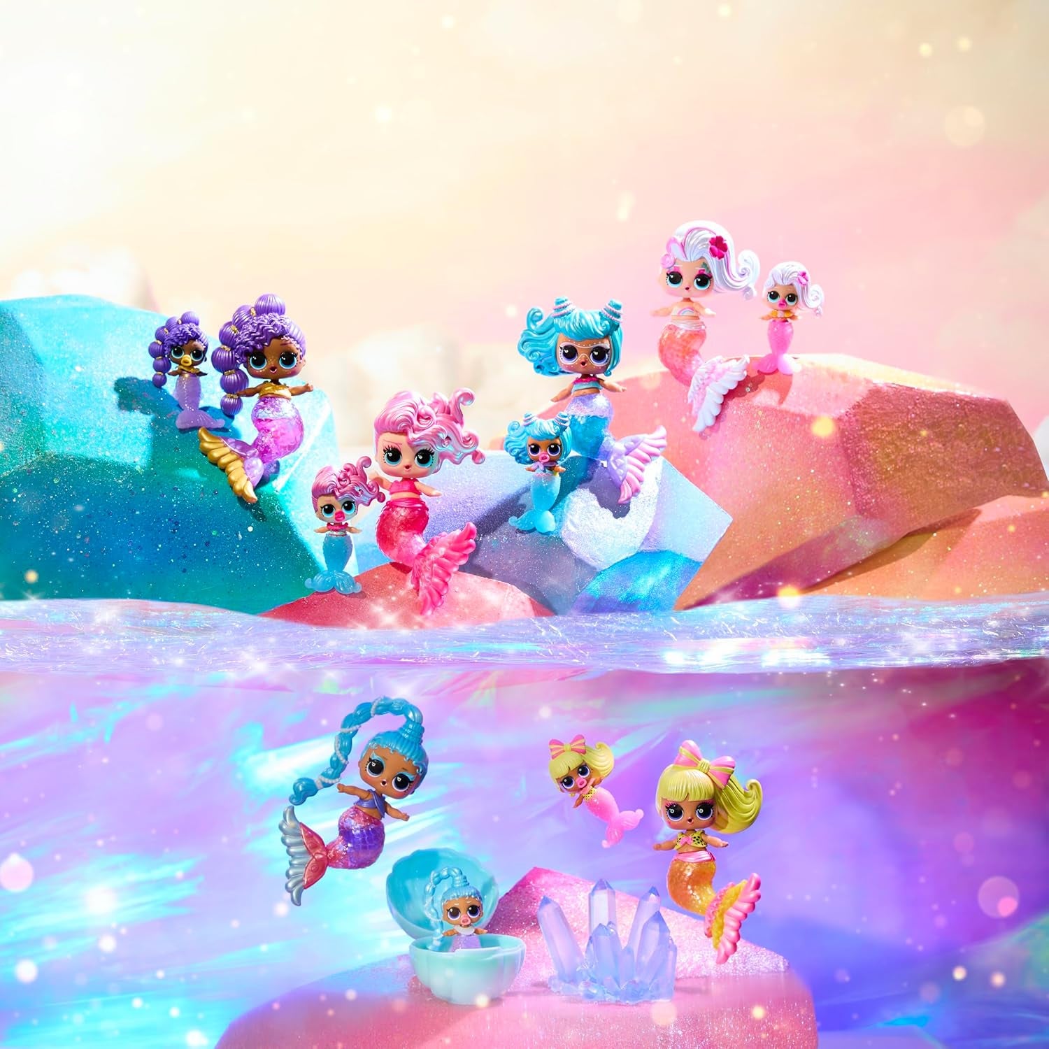 LOL Surprise! Sirene Makeover Magic Baby Sisters – Coadă de sirenă care își schimbă culoarea cu bilă de scoică pentru expunere, 6 păpuși de colecție – vârste 4+