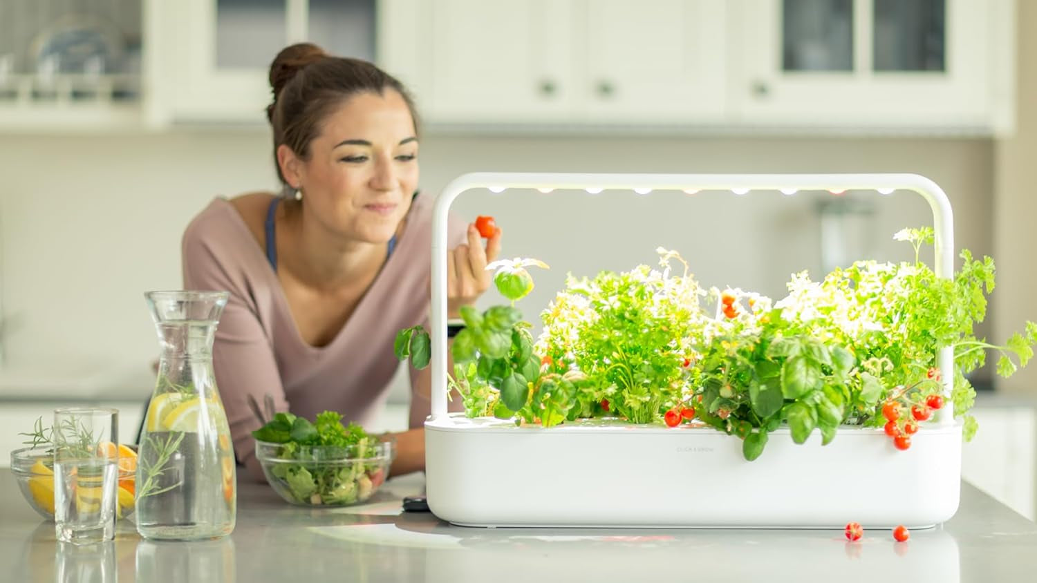 Ogród kryty Click and Grow, system uprawy łatwiejszy niż hydroponiczny, inteligentny ogród LED, ogród ziołowy, szklarnia wewnętrzna z 9 kapsułkami dla roślin w zestawie (biała)