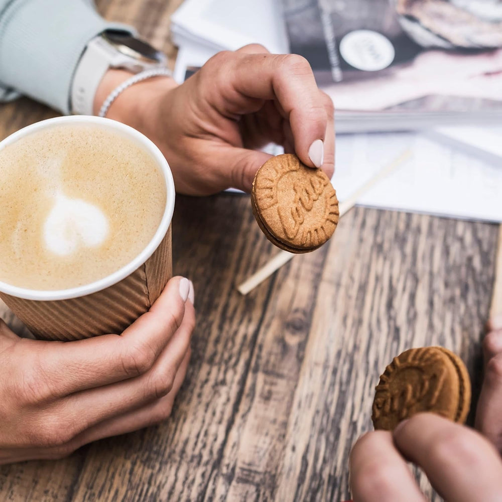 Lotus Biscoff | Biscuiți gemeni tip sandwich cu umplutură de cremă Biscoff | 15 biscuiți tip sandwich per pachet | Doar ingrediente naturale | Vegani | Fără coloranți sau arome adăugate | 9 x 150g | 1,35 kg