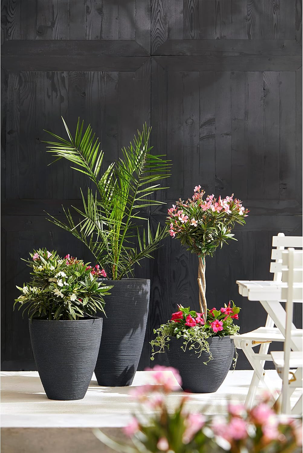 Jardinieră Dehner Vino | Ghiveci, recipient pentru plante | pentru plante în ghiveci | modern, rotund, stabil dimensional, robust | textură cu nervuri | interior, exterior | plastic | antracit | Ø 40 cm, înălțime 60 cm