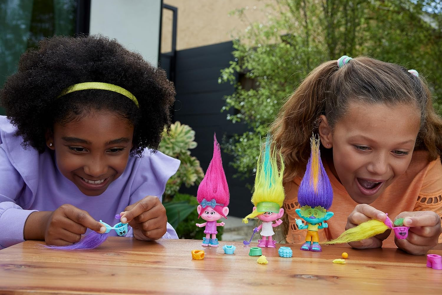 Mattel DREAMWORKS TROLLS United We Stand – Hairy Surprises Viva, păpușă cu păr de pluș galben strălucitor și 3 accesorii surpriză, pentru copii cu vârsta de 3 ani și peste, HNF11