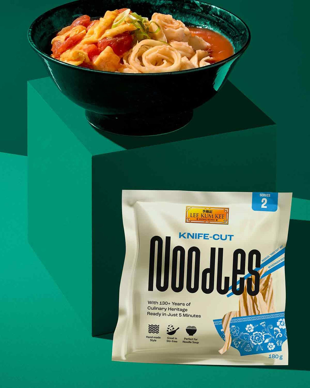 LEE KUM KEE Knife Cut Noodles - azjatycki makaron cięty nożem o pikantnej, twardej konsystencji, idealny do dań z woka i zup, półwytrawny, dwie porcje w opakowaniu, opakowanie zbiorcze 6 x 180 g