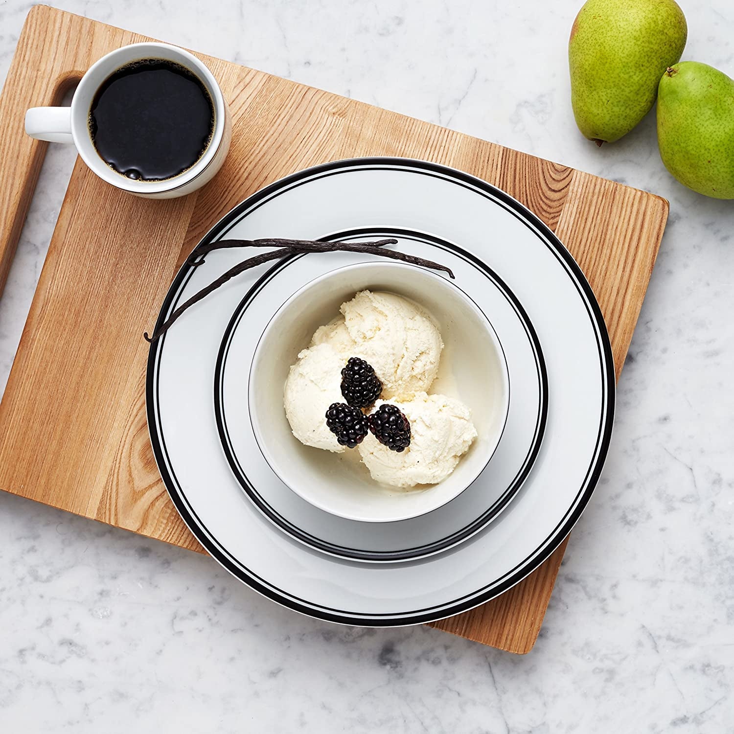 Set de veselă Amazon Basics Cafe cu margine neagră, 16 piese, pentru 4 persoane