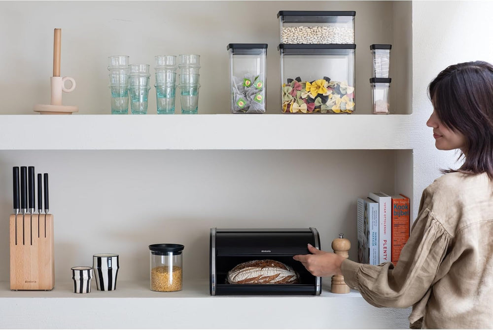 Brabantia roll bread box - Cutie de depozitare compactă pentru pâine, covrigi și rulouri pe blatul de lucru, cu capac plat, oțel durabil - dimensiune medie - negru mat Cutii depozitare alimente Naty Shop
