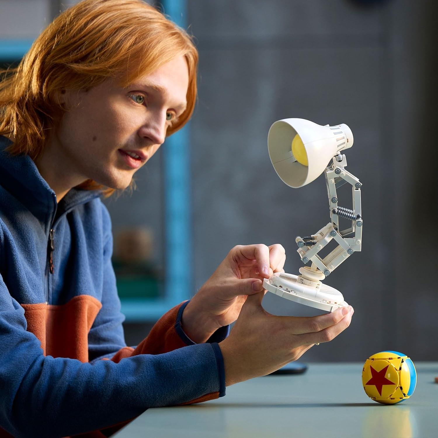 LEGO Ideas | Disney Pixar Set - Modellbau für Erwachsene - 3D Puzzle mit versteckten Filmreferenzen - DIY Schreibtisch Deko - Geschenkidee zum Vatertag für Sammler - 21357