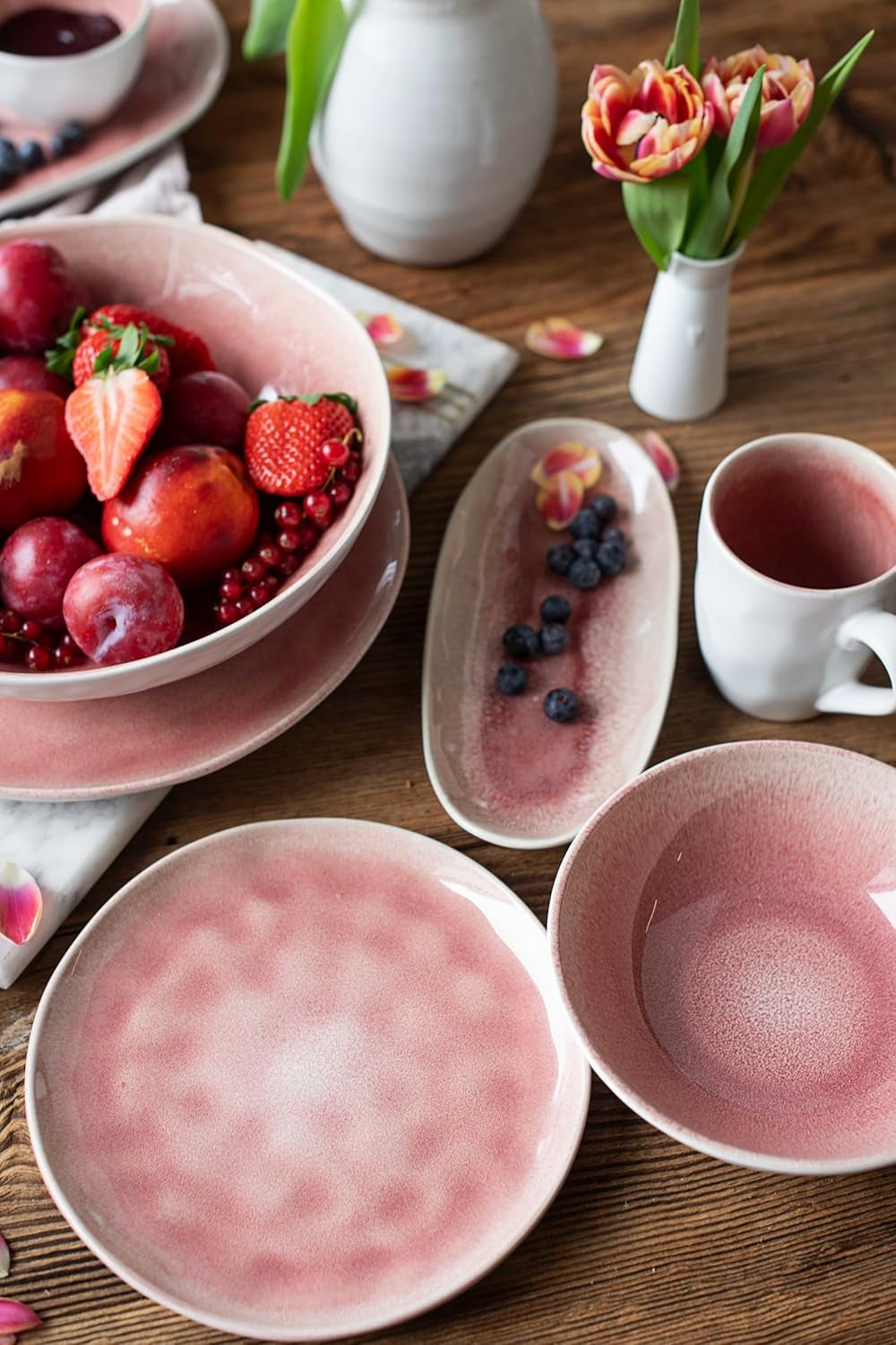 MÄSER 934111 Serie Frozen, Geschirr Set aus Keramik für 4 Personen, 16-teiliges Kombiservice mit organischen Formen, in beere gesprenkeltes Service, Berry