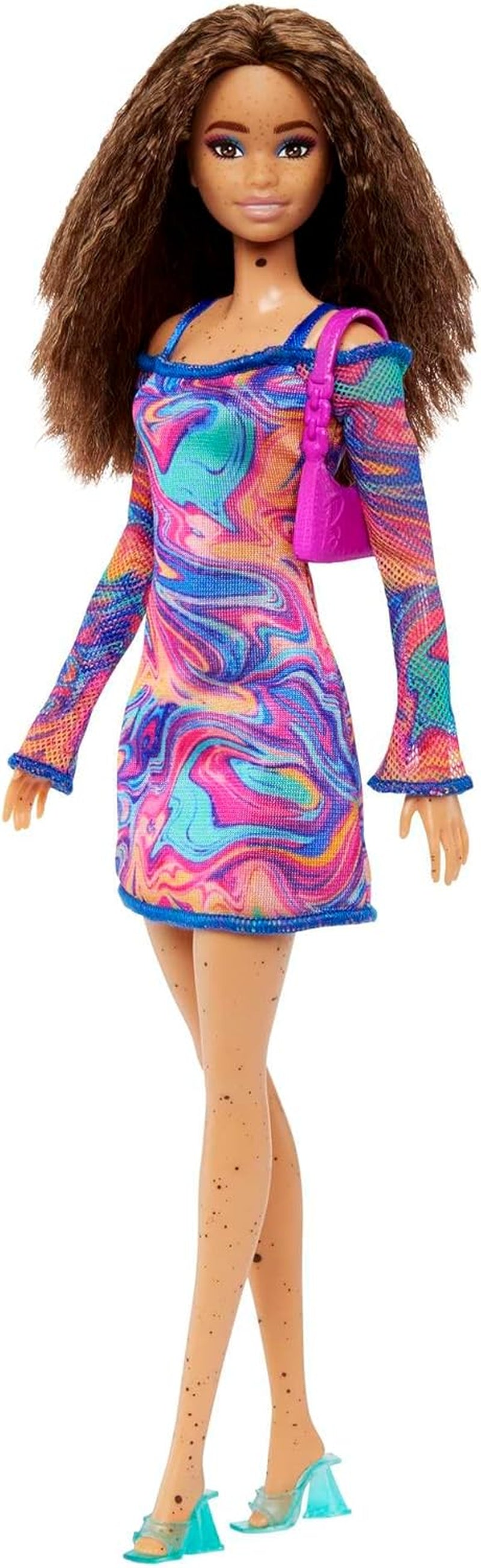 Păpușa Barbie Fashionistas nr. 206 - Păr ondulat și pistrui - Rochie modernă cu marmură curcubeu, geantă de umăr și pantofi verzi - pentru copii cu vârsta de 3 ani și peste, HJT03