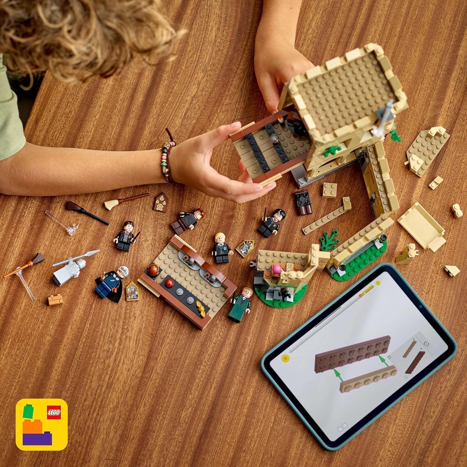 Zamek Hogwart LEGO Harry Potter: Lekcje latania Przygodowy zestaw z 6 kolekcjonerskimi minifigurkami, w tym Draco Malfoyem i profesor McGonagall Zestaw do odgrywania ról dla chłopców i dziewcząt w wieku 9 lat 76447 Zestawy do budowania Besuche den LEGO-Store