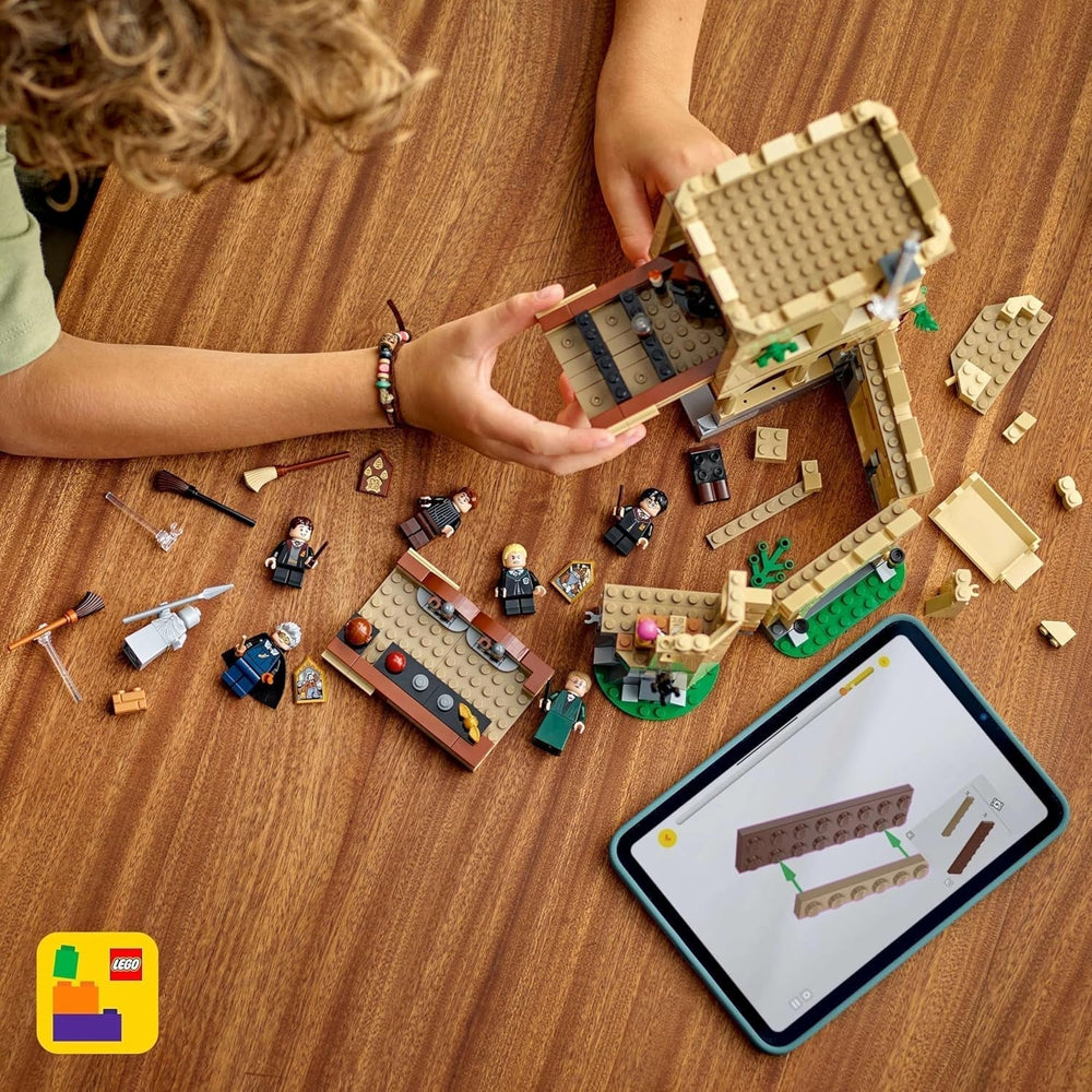 Zamek Hogwart LEGO Harry Potter: Lekcje latania Przygodowy zestaw z 6 kolekcjonerskimi minifigurkami, w tym Draco Malfoyem i profesor McGonagall Zestaw do odgrywania ról dla chłopców i dziewcząt w wieku 9 lat 76447 Zestawy do budowania Besuche den LEGO-Store