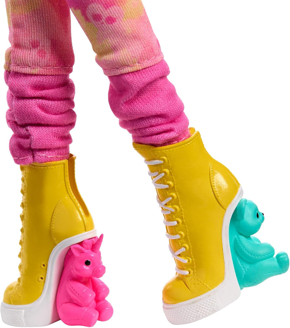 Lalka Monster High Wednesday i akcesoria, różowa figurka kolekcjonerska Enid Sinclair z beretem i plecakiem, stojak na lalki, lalki HXJ05 Naty Shop