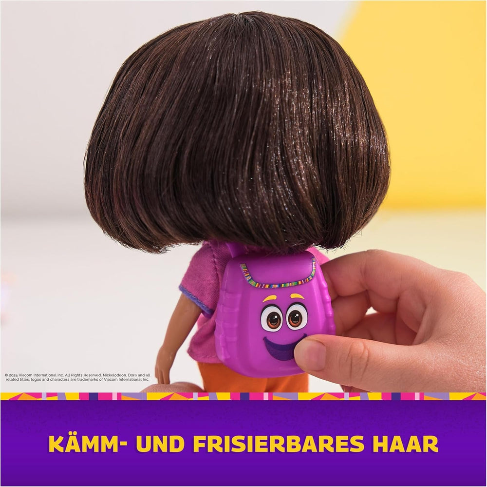 DORA - Păpușa cea mai bună prietenă - Dimensiune 22 cm, cu păr pieptănabil, ghiozdan și cizme cu maimuță, cunoscută din popularul serial TV, pentru copii cu vârsta de 3 ani și peste