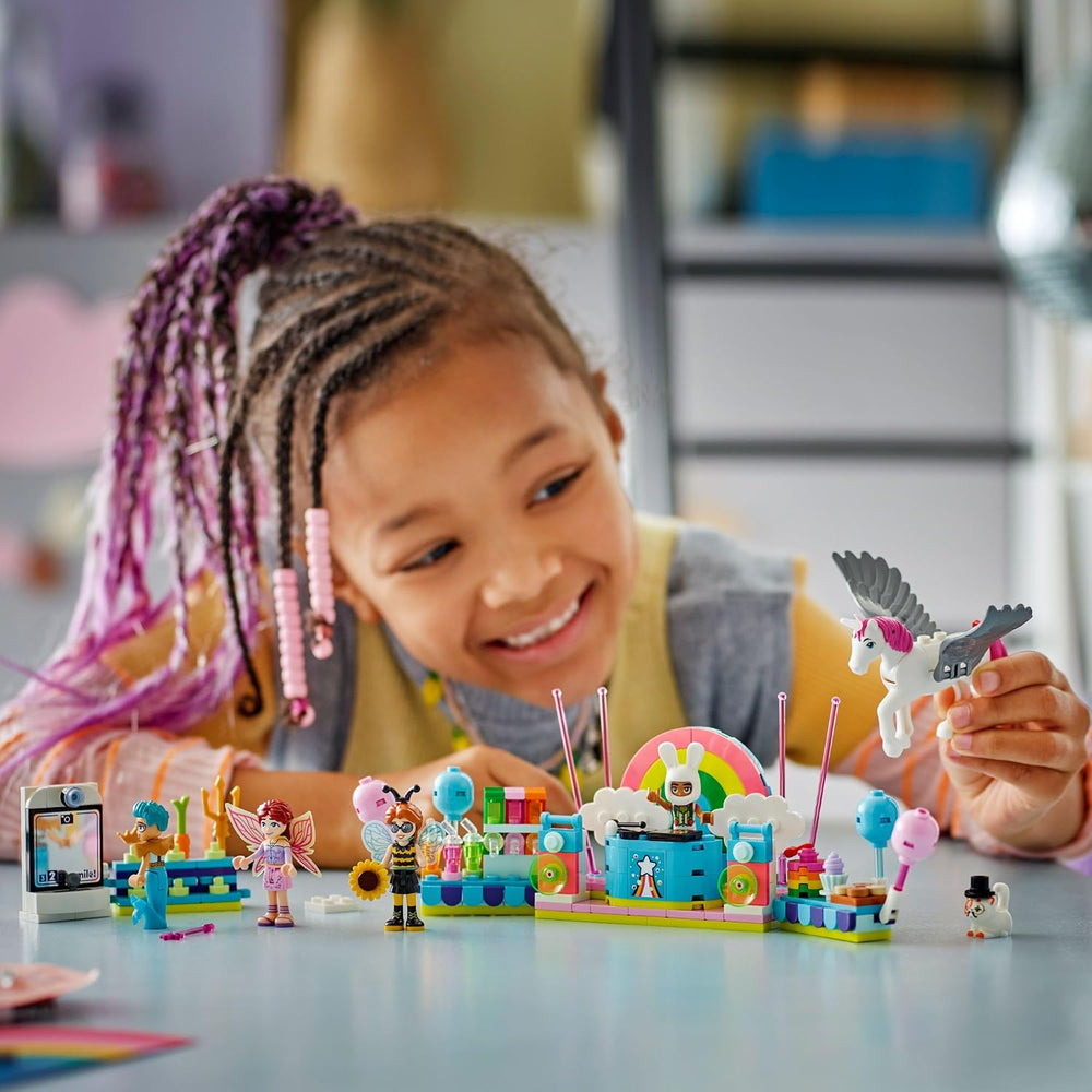 LEGO Friends Kostümparty mit Einhorn und Fee - Spielzeug für Mädchen ab 6 Jahren - Bühne, DJ-Pult, 4 Minipuppen, der Katze Churro und Einer Pferdefigur sowie lustigem Zubehör - Pomysł na prezent - 42661