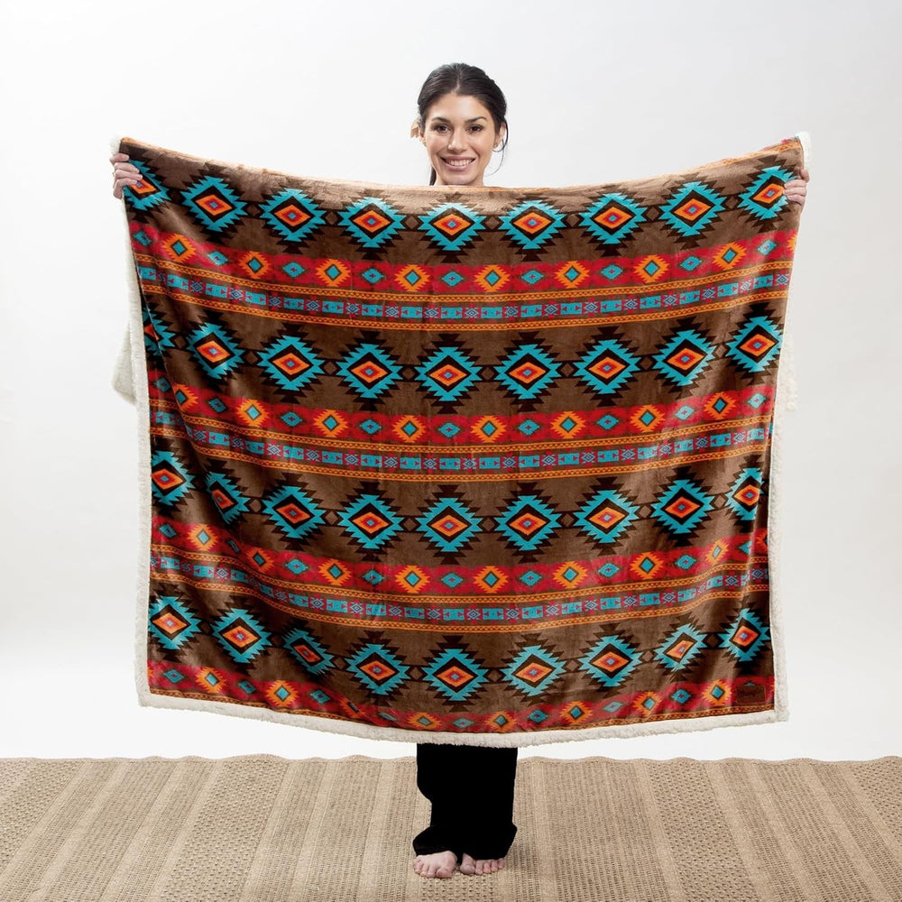 CARSTENS, INC. Koc do rzucania Wrangler Ultra Premium, super miękki, z polaru Sherpa, duży, 137,2 x 172,7 cm, Łóżka i koce Southwest Horizon Carstens, Inc.