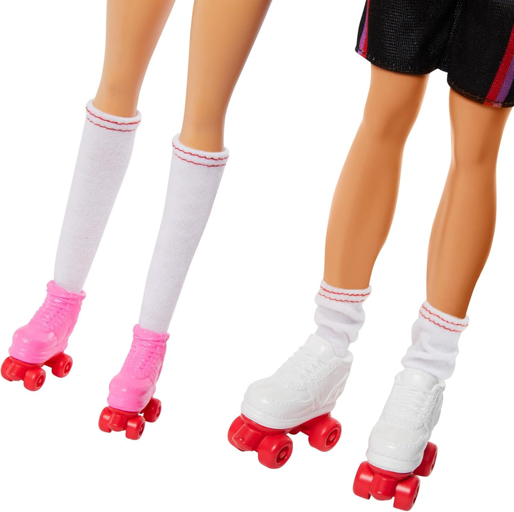 Barbie Fashionistas-Set mit 2 Modepuppen und 6 Zubehörteilen, Barbie und Ken Rollschuh-Modepuppen, Sammelfiguren zum 65. Jubiläum, HXK90