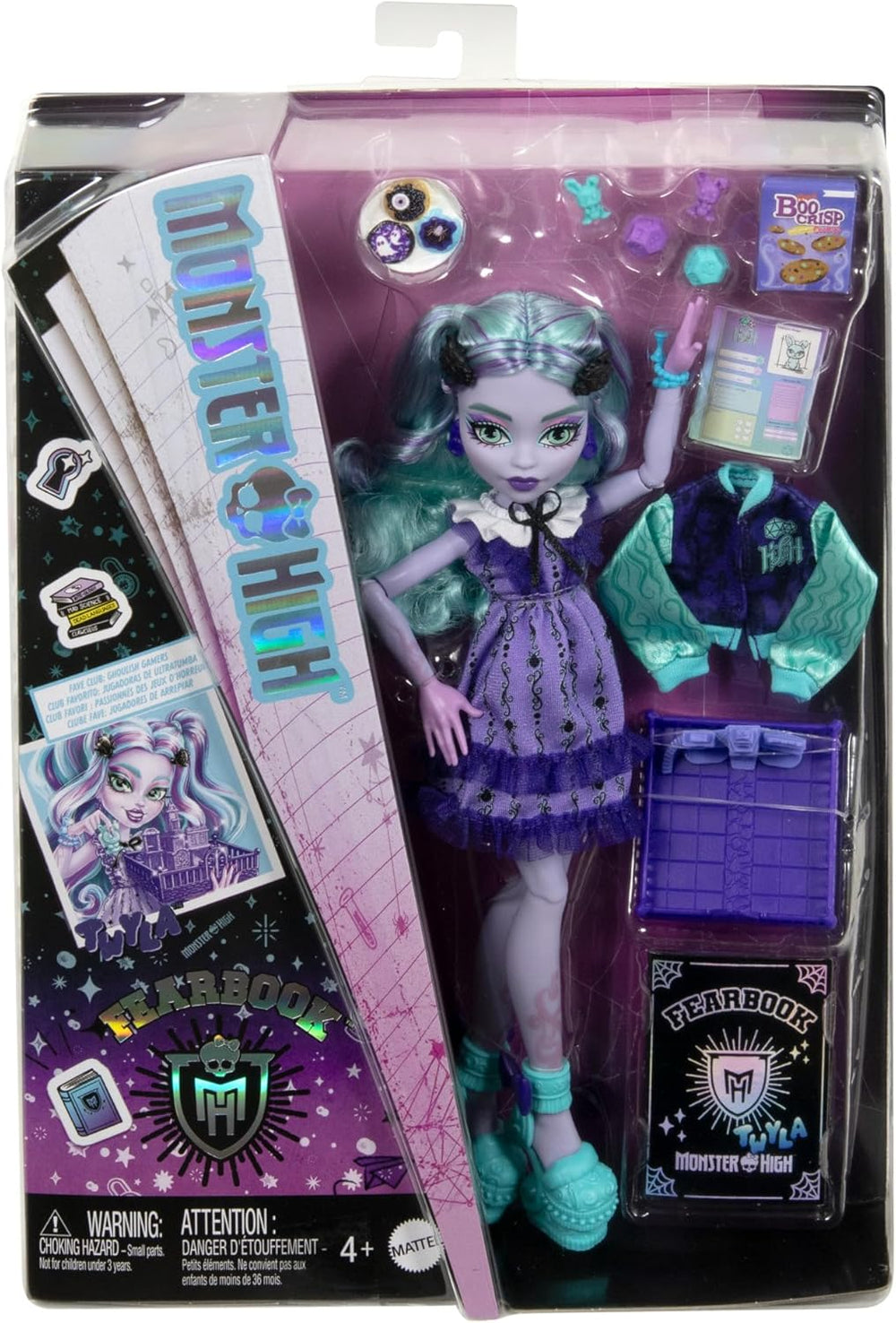 Păpușa Monster High Fearbook Twyla și set de accesorii cu tematică Film Club, jachetă de facultate, album de absolvire, joc de societate și fursecuri, HXW31