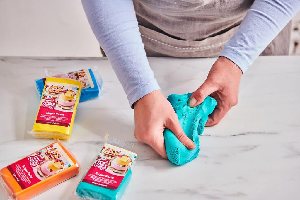 FunCakes Roll Fondant Elegant Ivory: ușor de utilizat, neted, flexibil, moale și pliabil, perfect pentru decorarea prăjiturilor, halal, kosher și fără gluten, 250 g Pasta de zahar Naty Shop